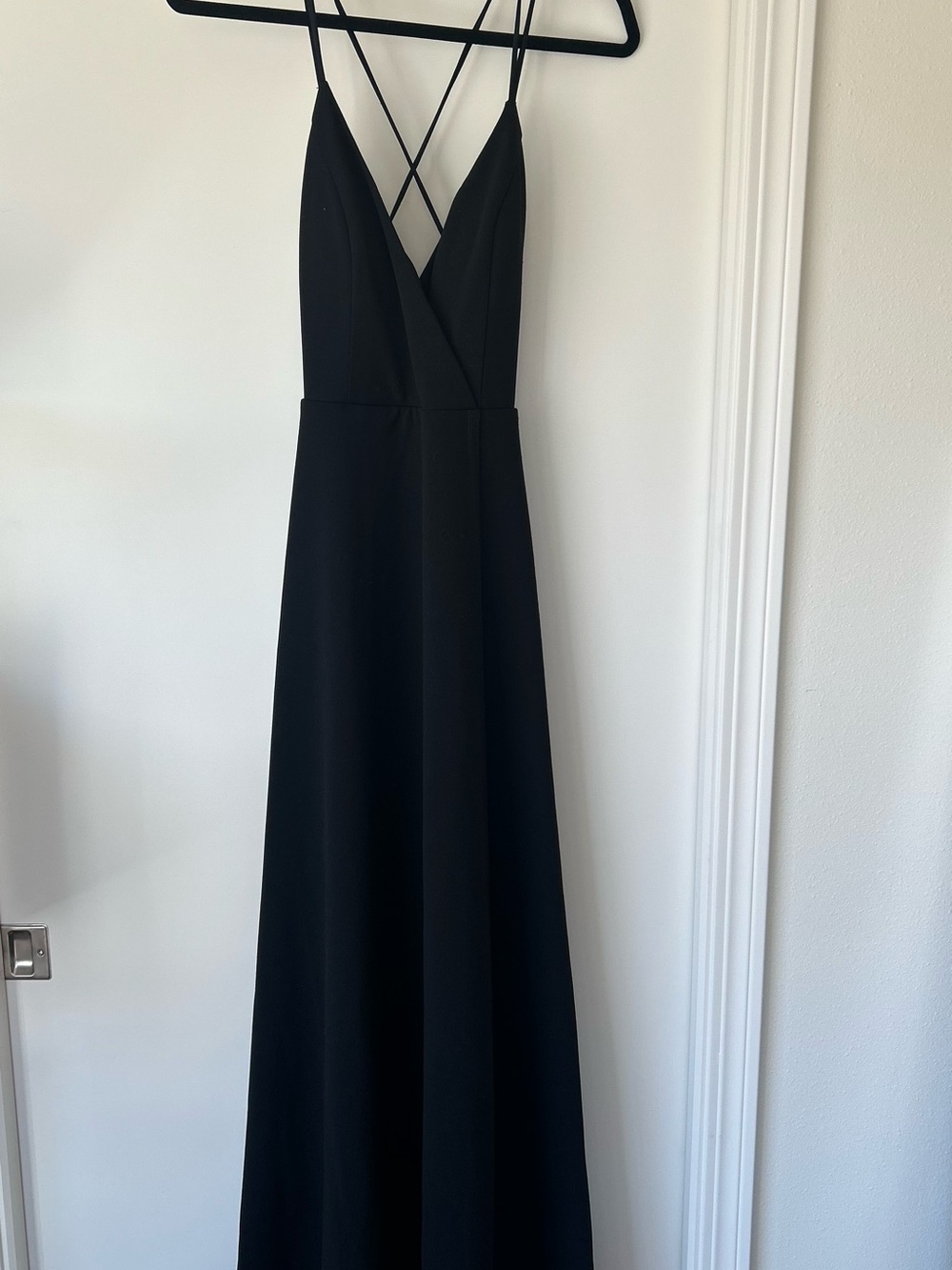 Elegant Black Backless Maxi Dress with Crisscross Straps